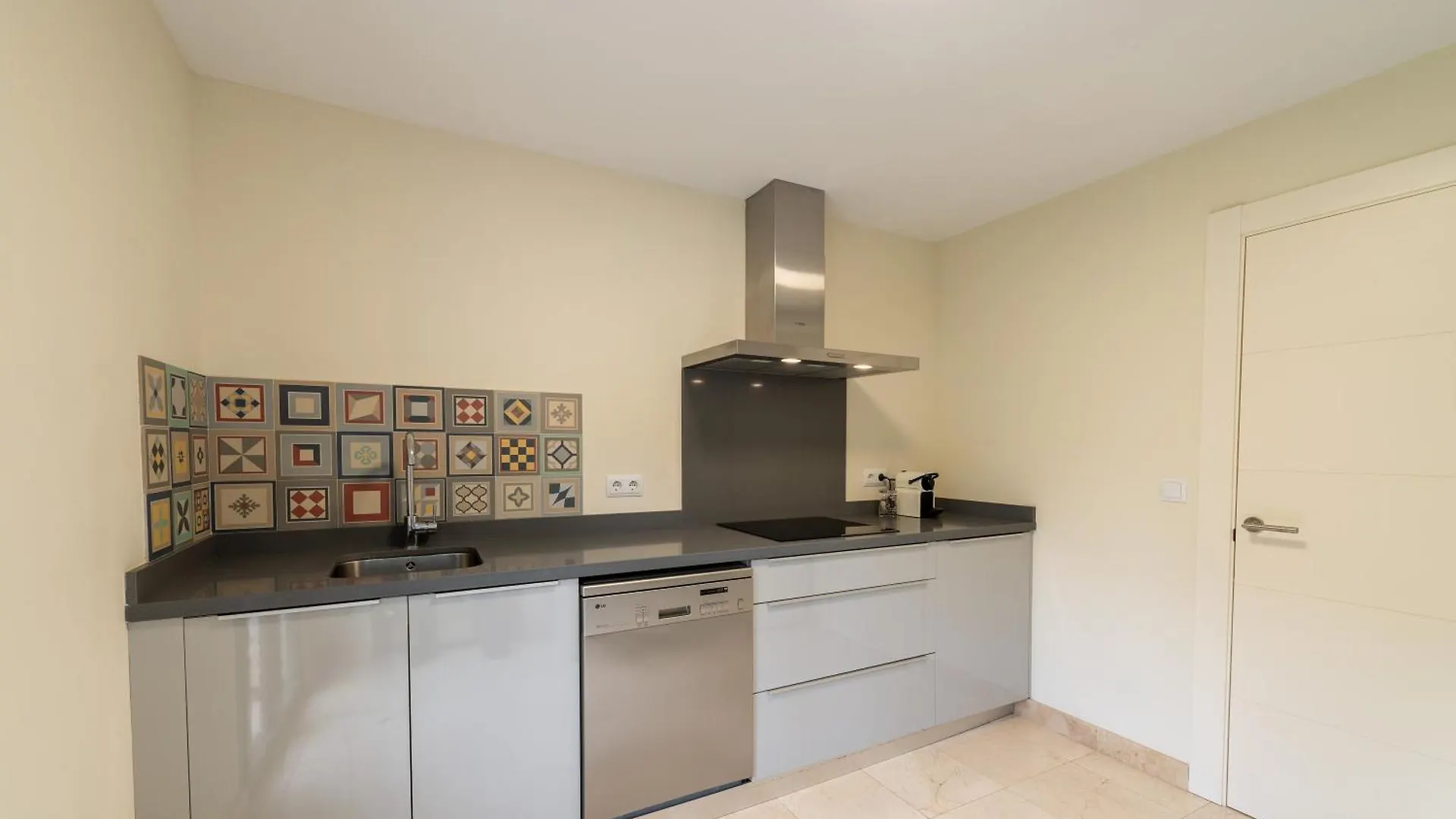 אסטפונה Elegant Getaway Near Villa Padierna Marbella Lux 0*,  ספרד