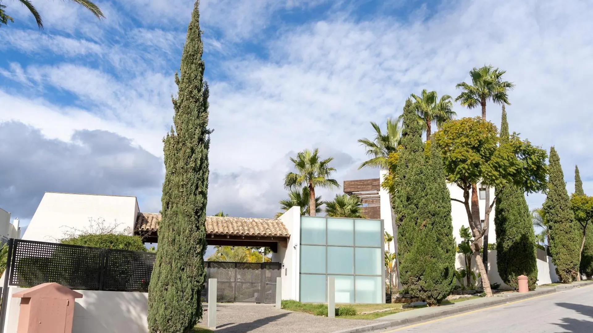 אסטפונה Elegant Getaway Near Villa Padierna Marbella Lux דירה