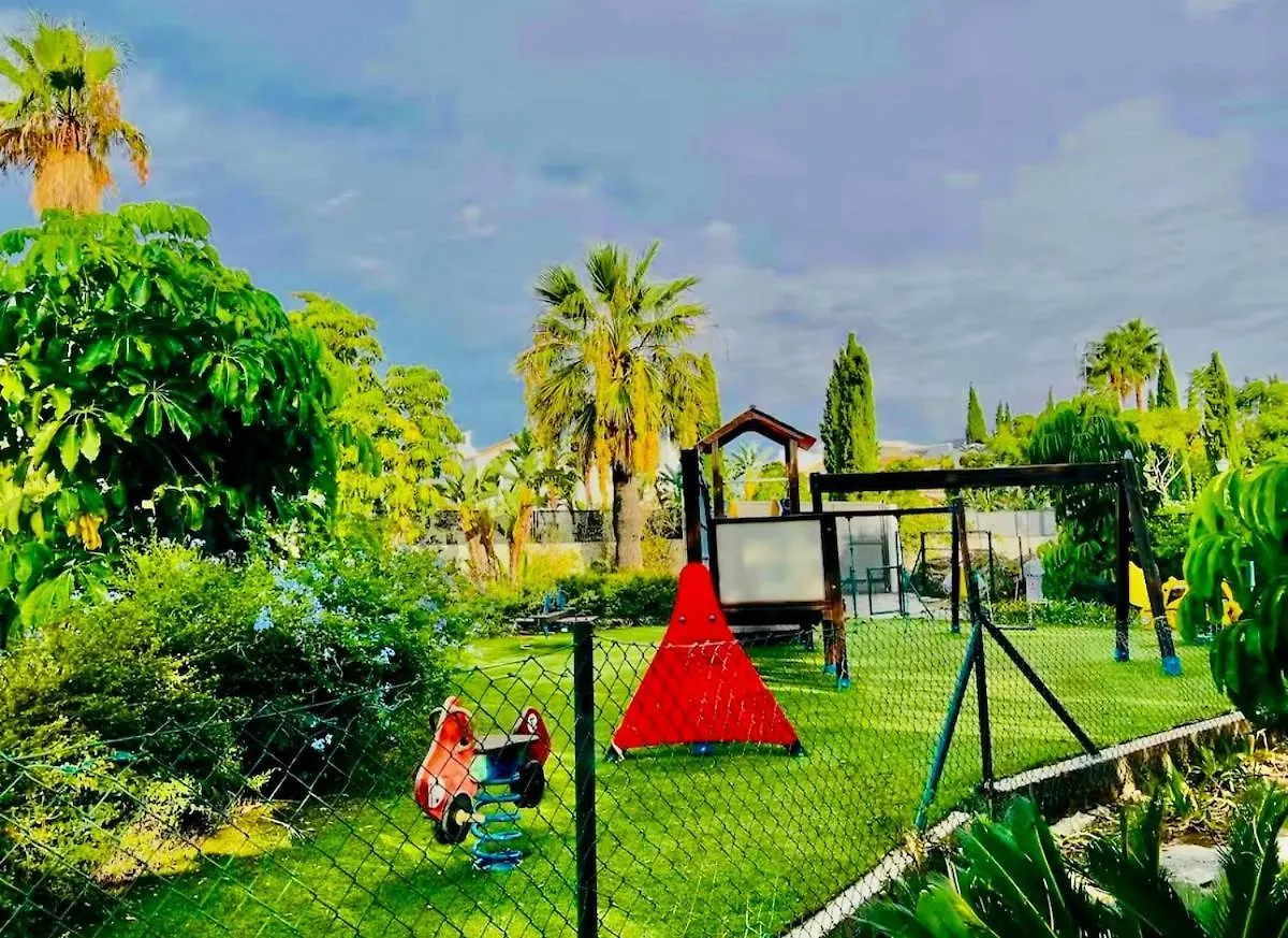 אסטפונה Elegant Getaway Near Villa Padierna Marbella Lux דירה