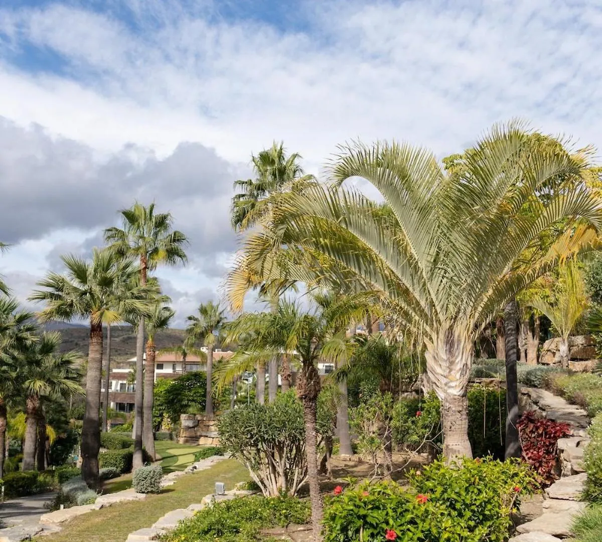 אסטפונה Elegant Getaway Near Villa Padierna Marbella Lux דירה